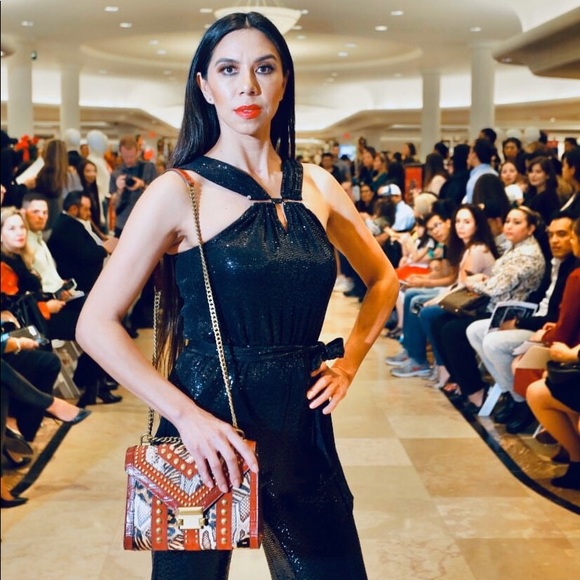 Meet your Posher, Luisana. ( Instagram:Westcoastbella) - Picture 2 of 16